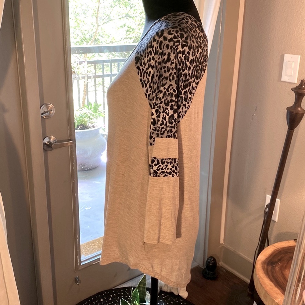 24/7 maurices Small tan & black animal print soft comfy shirt Small womens top​​ - Picture 4 of 9